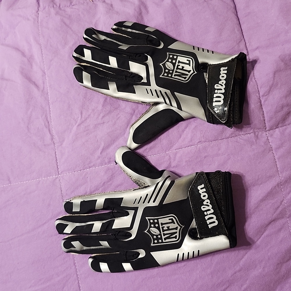 Youth Medium NFL Wilson football gloves